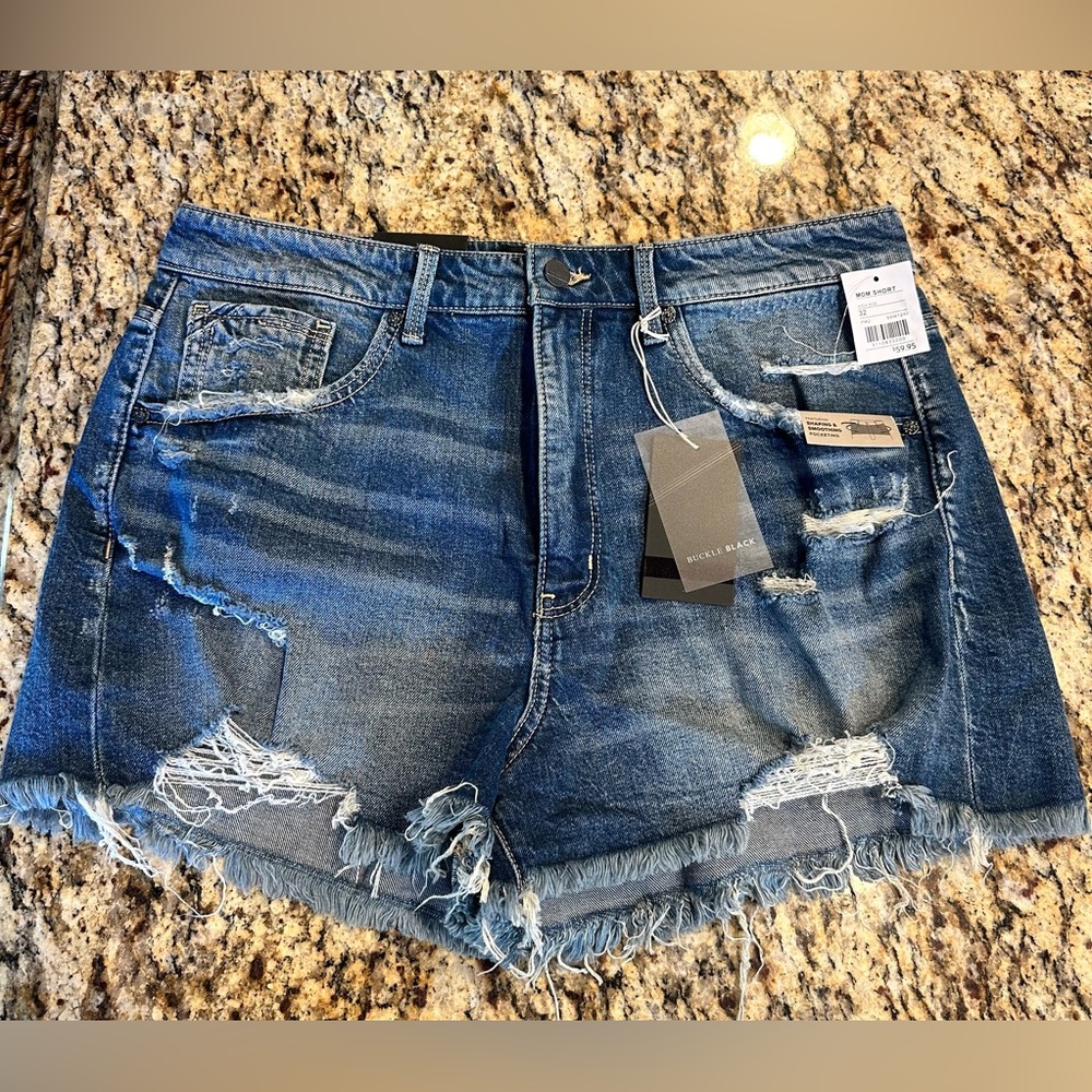 NWT Buckle Black Mom short